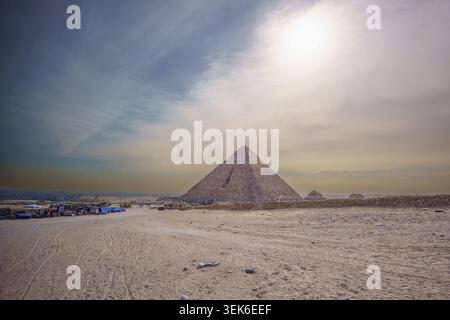 Giza, Egitto - 21 gennaio 2025: Una vista mattutina della grande Piramide di Giza vista da un tour in autobus, che mostra l'antica struttura in pietra sotto una nebulosa Foto Stock