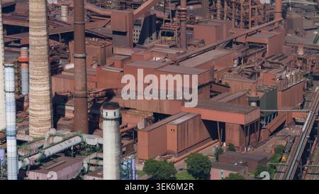 Vista aerea dello stabilimento Kokerei Schwelgern KBS thyssenkrupp Steel con le sue massicce strutture industriali e gli alti camini a Duisburg, Renania settentrionale-Ovest Foto Stock