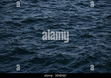 Acqua blu scuro dell'oceano con onde e ondulazioni piccole Foto Stock