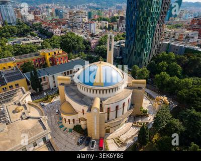 Veduta aerea della Cattedrale della Resurrezione di Cristo Ortodossa con la sua cupola blu e il campanile circondato da edifici urbani e alberi verdi, Tirane, Foto Stock