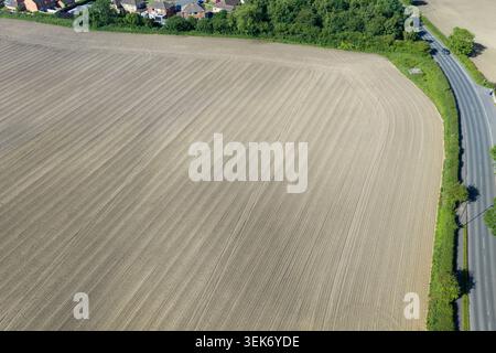 Fotografia aerea di terreni agricoli coltivati a Selby, North Yorkshire, con file di semina, cingoli di trattori e modelli di campi agricoli visualizzati Foto Stock