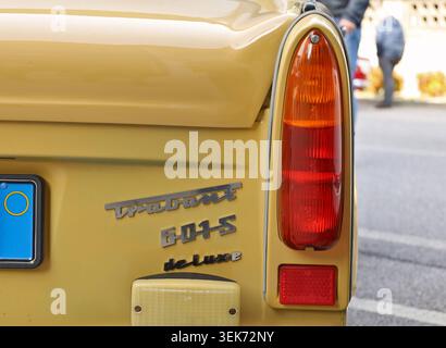 Percoto, Italia. 19 marzo 2023 . Logo Trabant 601 deluxe sul retro della piccola auto economica prodotta nella Germania Est dagli anni Sessanta agli anni Ottanta. Foto Stock