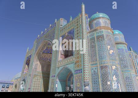 Dettagliata struttura della moschea blu mazar-i-sharif caratterizzata da intricate piastrelle a mosaico sotto un cielo azzurro Foto Stock