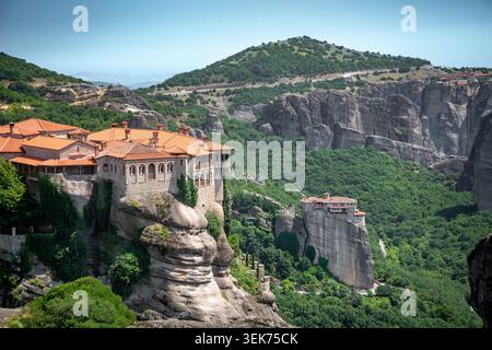 Gli antichi monasteri greco-ortodossi sono costruiti su pilastri di roccia naturale a Meteora, che mostrano un paesaggio naturale e un'architettura mozzafiato. Foto Stock