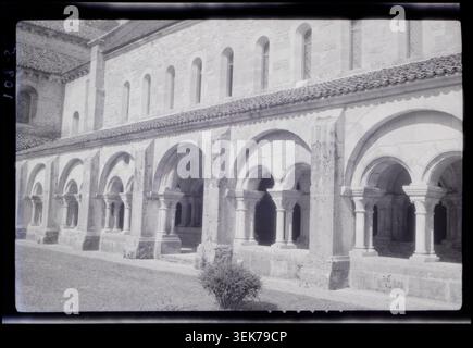 Marcel Maillard ha prodotto questa fotografia del 1928 della galleria est nel chiostro dell'abbazia di Fontenay a Marmagne, documentando gli archi in pietra e i passaggi monastici all'interno del complesso abbaziale medievale di Côte-d'Or. Foto Stock
