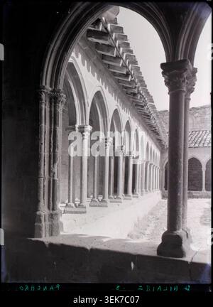 Nel 1951, Marcel Maillard fotografò la galleria est del chiostro dell'Abbaye de Saint-Hilaire ad Aude, in Francia, documentando l'architettura monastica e la disposizione della galleria all'interno del complesso dell'abbazia. Foto Stock
