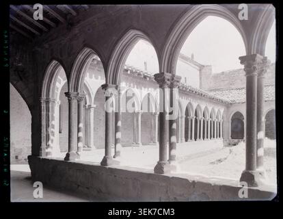 Nel 1951, Marcel Maillard fotografò la galleria est del chiostro dell'Abbaye de Saint-Hilaire ad Aude, in Francia, documentando l'architettura monastica e la disposizione della galleria all'interno del complesso dell'abbazia. Foto Stock
