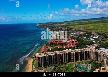 Una splendida vista aerea della costa di Kaanapali a Maui, Hawaii, che mostra vibranti acque blu, lussuosi resort sulla spiaggia con tetti a pannelli solari Foto Stock
