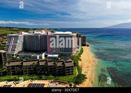 Una vista aerea della vibrante spiaggia di Kaanapali e degli edifici del resort adiacenti a Maui, Hawaii, catturati in una giornata di sole. L'immagine mostra la t chiara Foto Stock