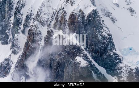 Dettaglio delle aspre montagne dell'isola di Danco, sulla penisola Antartica, ricoperte di neve. Foto Stock