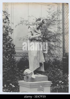 Una statua raffigurante Dante Alighieri è esposta all'esposizione Internazionale del 1889 a Parigi. Hippolyte Blancard ha fotografato il lavoro scultoreo presentato all'interno delle installazioni della fiera d'arte al Champ-de-Mars. Foto Stock