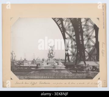 Una fontana si erge sotto la Torre Eiffel durante l'esposizione Internazionale del 1889 a Parigi, con una colonna della torre visibile sulla destra. Le costruzioni espositive occupano i dintorni di Champ-de-Mars in questa fotografia di Hippolyte Blancard. Foto Stock