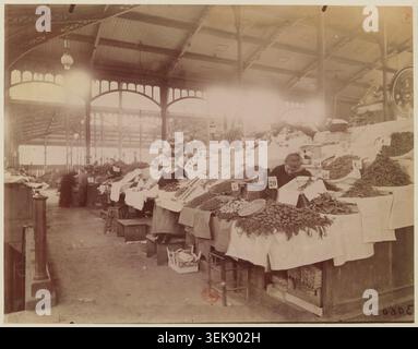 Eugène Atget fotografa le esposizioni di fruttivendolo all’interno di Les Halles a Parigi nel 1898, catturando le composizioni di prodotti e gli effetti luminosi all’interno delle sale del mercato centrale che hanno strutturato la distribuzione e il commercio di cibo nella città di fine Ottocento. Foto Stock