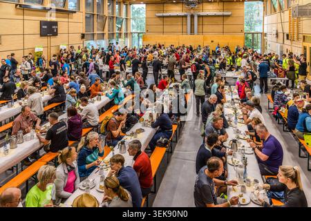 Colazione di gruppo per i 555 partecipanti alla 14a Frankenwald Hiking Marathon presso la Rennsteighalle di Steinbach am Wald. Poco dopo le sette, il gruppo partì per il percorso di 43 chilometri attraverso il Frankenwald, coprendo un aumento di altitudine di 1.119 metri. Steinbach am Wald, Baviera, Germania Foto Stock