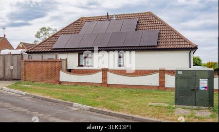 Undici pannelli solari installati di recente sul lato ovest del tetto in un bungalow a un piano a Rayleigh, Essex Foto Stock