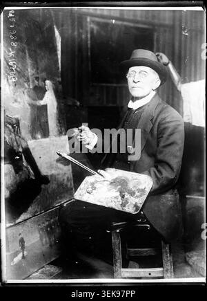 Horace Van Ruith, 81 anni, lavora a un tableau di Miss Cavell nel 1919, registrato da Agence Rol in una fotografia di stampa monocromatica che documenta un artista anziano impegnato in lavori creativi durante il primo periodo del XX secolo. Foto Stock
