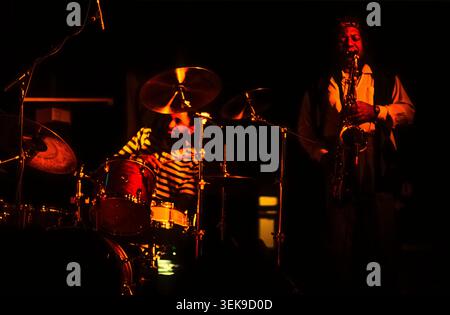 Il musicista jazz Les McCann suona il suo sassofono tenore durante una performance a Dingwalls, Camden Lock, Londra, regno unito.1994. Archiviare una fotografia a colori da 35 mm Foto Stock
