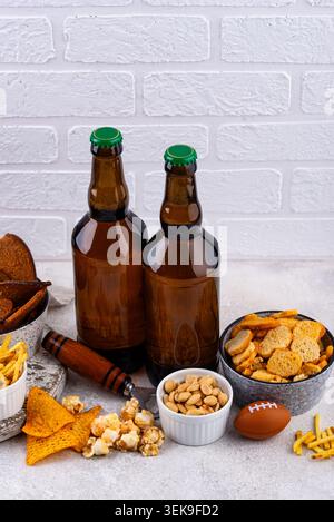 Birra e diversi spuntini per Superbowl o festa di calcio Foto Stock