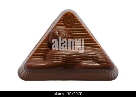 Cioccolato guylian da una grande scatola di cioccolatini Guylian Belgian Deluxe assortiti isolati su sfondo bianco cioccolatini belgi premium tartufo liscio Foto Stock