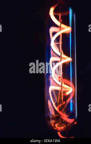 Lampadina fredda illuminata al buio Foto Stock