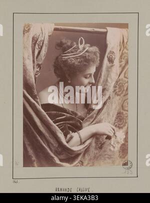 Armande Cassive appare di profilo in un ritratto fotografico datato 1892, presentando l'attrice teatrale di Parigi in un ritratto teatrale formale associato alla cultura delle arti dello spettacolo di fine Ottocento. Foto Stock