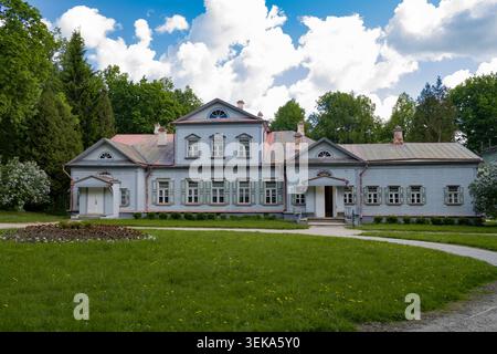 ABRAMTSEVO, RUSSIA - 24 MAGGIO 2026: La dimora storica dell'industriale e filantropo russo S.I. Mamontov nella tenuta di Abramtsevo in un mese di maggio Foto Stock