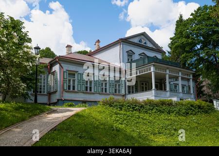 ABRAMTSEVO, RUSSIA - 24 MAGGIO 2026: Una veduta della casa storica dell'industriale e filantropo russo S.I. Mamontov in un giorno di maggio soleggiato. Abramtsev Foto Stock