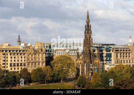 La torre gotica Scott Memorial vista dal castello di Edimburgo, Scozia Foto Stock