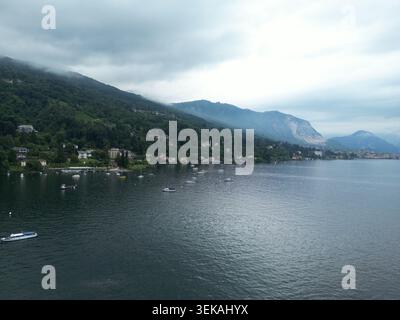 I cieli nuvolosi si stagliano su acque calme Foto Stock