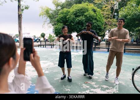 Amici giovani e diversi che creano contenuti di social media per la piattaforma di condivisione video Foto Stock