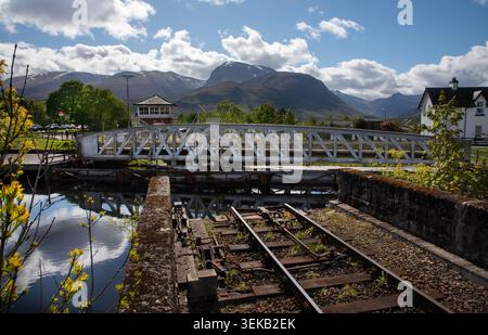 Banavie Railway Swing bridge sul Caledonian Canal a Fort William, Lochaber, Scozia Foto Stock