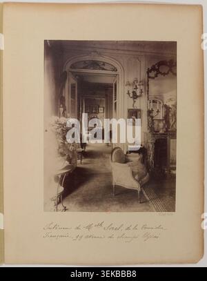 Eugène Atget ha fotografato l'interno di Mademoiselle Sorel dalla Comédie Francase al 99 di Avenue des Champs-Élysées a Parigi nel 1910, catturando la decorazione in stile Luigi XVI della stanza e riflettendo la casa borghese della Parigi dei primi anni del XX secolo. Foto Stock