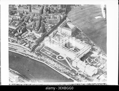 Central News ha prodotto una fotografia di stampa datata 1932 che mostra la Piazza del lavoro a Mosca con il fiume Moskva in primo piano da un punto di vista aereo. L'immagine monocromatica registra dall'alto parte del paesaggio cittadino e dell'ambientazione fluviale. Foto Stock