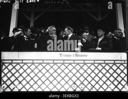 Il presidente Fallières occupa la tribuna ufficiale durante la riunione di Reims del 1910. La fotografia della stampa di Agence Meurisse cattura l'evento e identifica Fallières come la figura centrale. Foto Stock