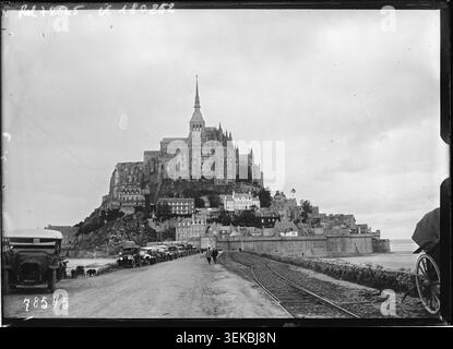 Agence Rol ha prodotto una vista generale di Mont-Saint-Michel il 28 settembre 1922. La fotografia della stampa presenta un ampio panorama dell'abbazia e dell'isola di Manche in Francia, documentando il rapporto tra il monumento e il suo ambiente costiero. Foto Stock