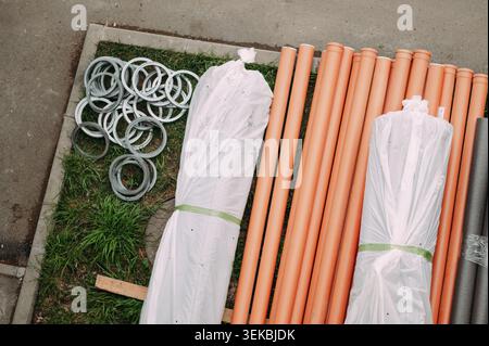 Tubi di drenaggio in plastica e materiali da costruzione in cantiere Foto Stock