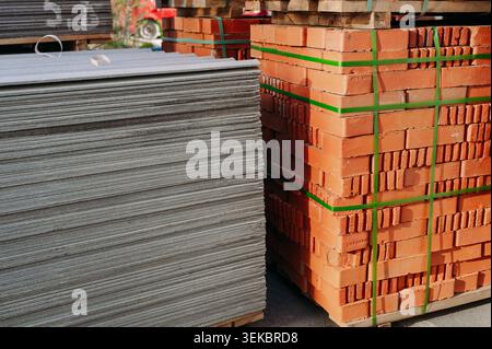 Pile di mattoni e tegole preparate per la ristrutturazione di edifici residenziali Foto Stock