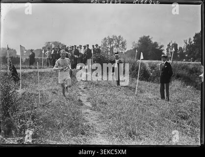 Paavo Nurmi ha partecipato alla gara di fondo di 10 chilometri dei Giochi Olimpici del 1924. Questa fotografia monocromatica di Agence Rol colloca il corridore a Colombes, in Francia, durante una competizione internazionale di atletica leggera. Foto Stock