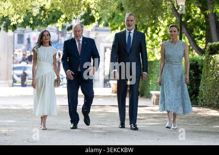 Re Felipe vi di Spagna (2R), la regina Letizia di Spagna (L), la principessa Charlene di Monaco (R) e il principe Alberto II di Monaco (2L) visitano le mostre ma Foto Stock