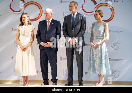 Re Felipe vi di Spagna (2R), la regina Letizia di Spagna (L), la principessa Charlene di Monaco (R) e il principe Alberto II di Monaco (2L) visitano le mostre ma Foto Stock