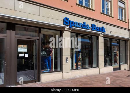 Bamberga, Baviera, Germania - 7 aprile 2026: L'ingresso alla sponda Sparda a Bamberga mostra cartelli e finestre chiare Foto Stock