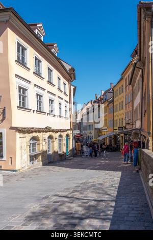 Bamberga, Baviera, Germania - 7 aprile 2026: Le persone camminano e si divertono nei negozi della città vecchia di Bamberga in una giornata limpida Foto Stock