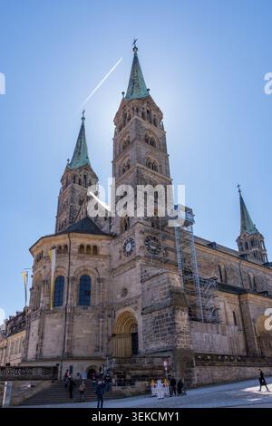 Bamberga, Baviera, Germania - 7 aprile 2026: I visitatori camminano vicino a Bamberga Dom con cielo limpido Foto Stock