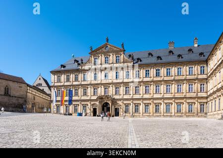 Bamberga, Baviera, Germania - 7 aprile 2026: I visitatori passeranno accanto alla Bamberg Neue Residenz Foto Stock