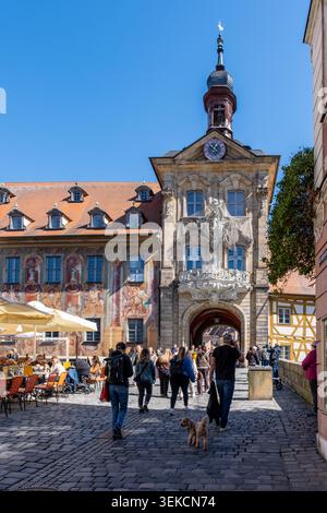 Bamberga, Baviera, Germania - 7 aprile 2026: I visitatori esplorano il vecchio municipio di Bamberga mentre si gusta una cena all'aperto Foto Stock