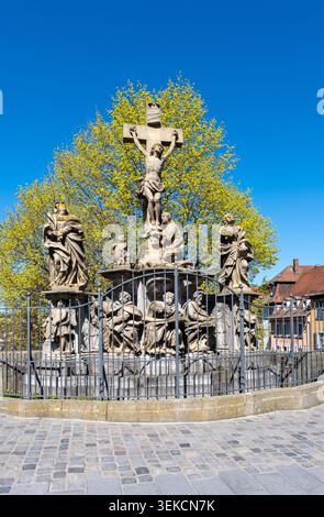 Bamberga, Baviera, Germania - 7 aprile 2026: La statua di Bamberg christus si erge in un'area pubblica sotto il cielo blu Foto Stock