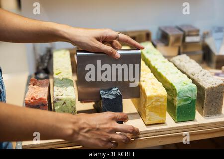 Blocco di sapone organico fatto a mano in vendita Foto Stock