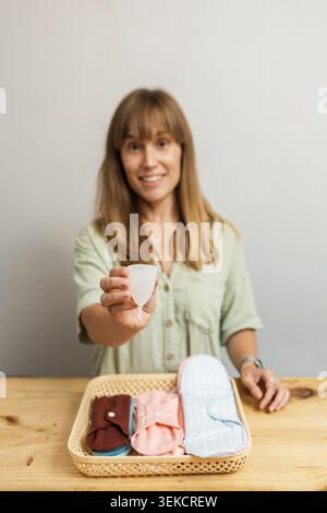 Donna che promuove prodotti mestruali ecologici riutilizzabili Foto Stock