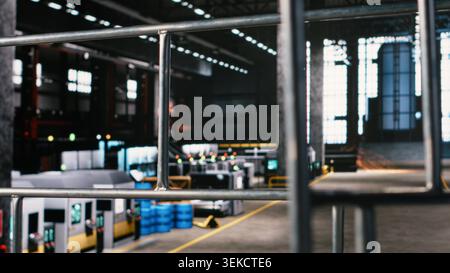 Interni industriali pesanti vuoti con travi in metallo massiccio e struttura industriale. Lo stabilimento mostra il layout avanzato della linea di produzione, le stazioni di saldatura e le infrastrutture per la produzione. Foto Stock