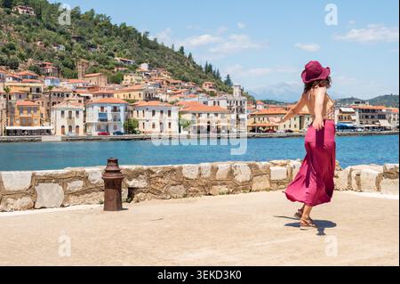 Donna che gode di una vista sul lungomare a Gythio, Grecia Foto Stock